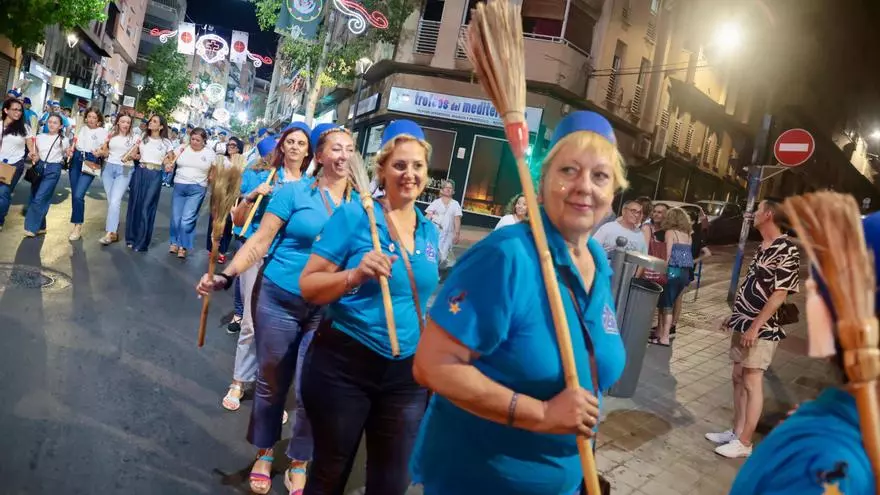 'Desfile de las escobas' de los Moros y Cristianos de San Blas de Alicante