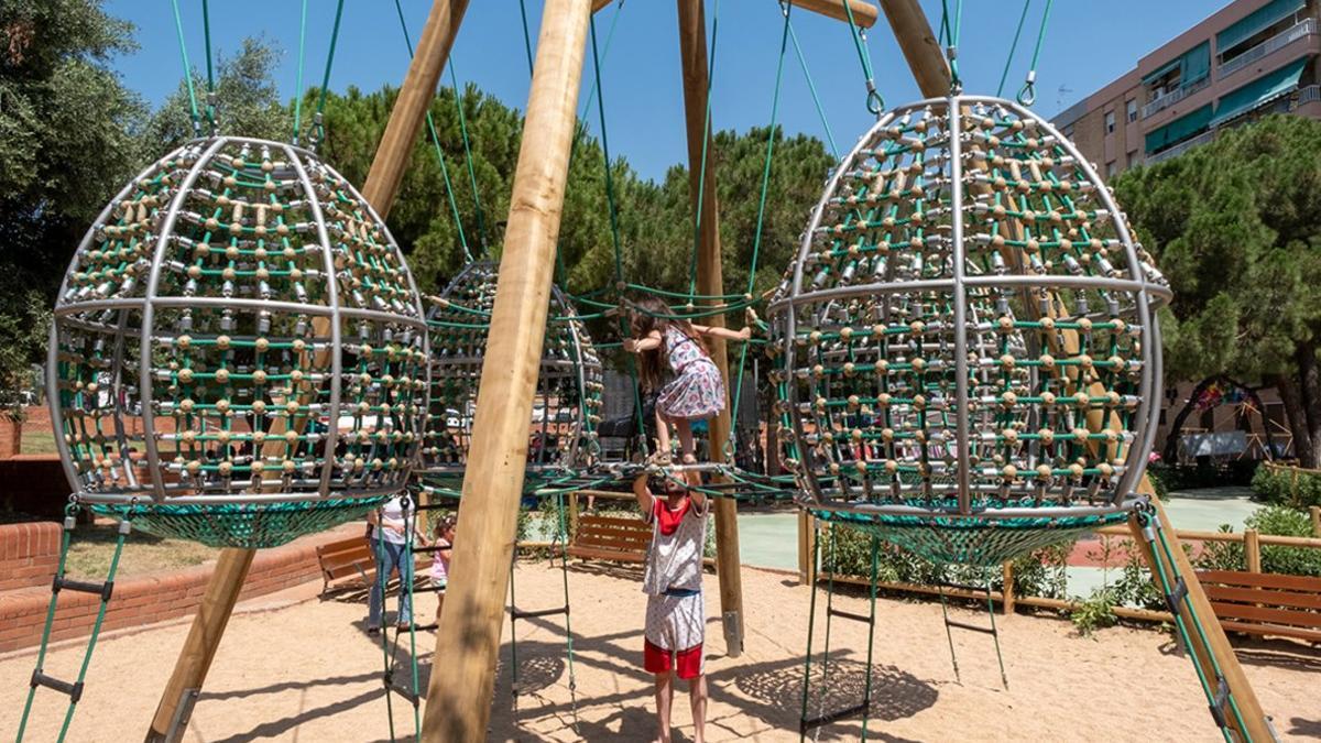 Nueva zona de juegos en la plaza de la Olivera de Sant Boi