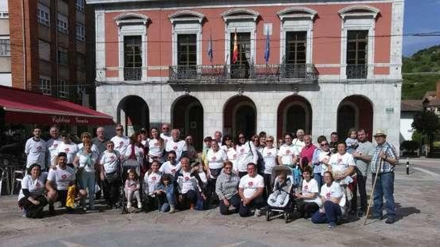 Participantes en la caminata solidaria de Infiesto, en la plaza del Ayuntamiento.