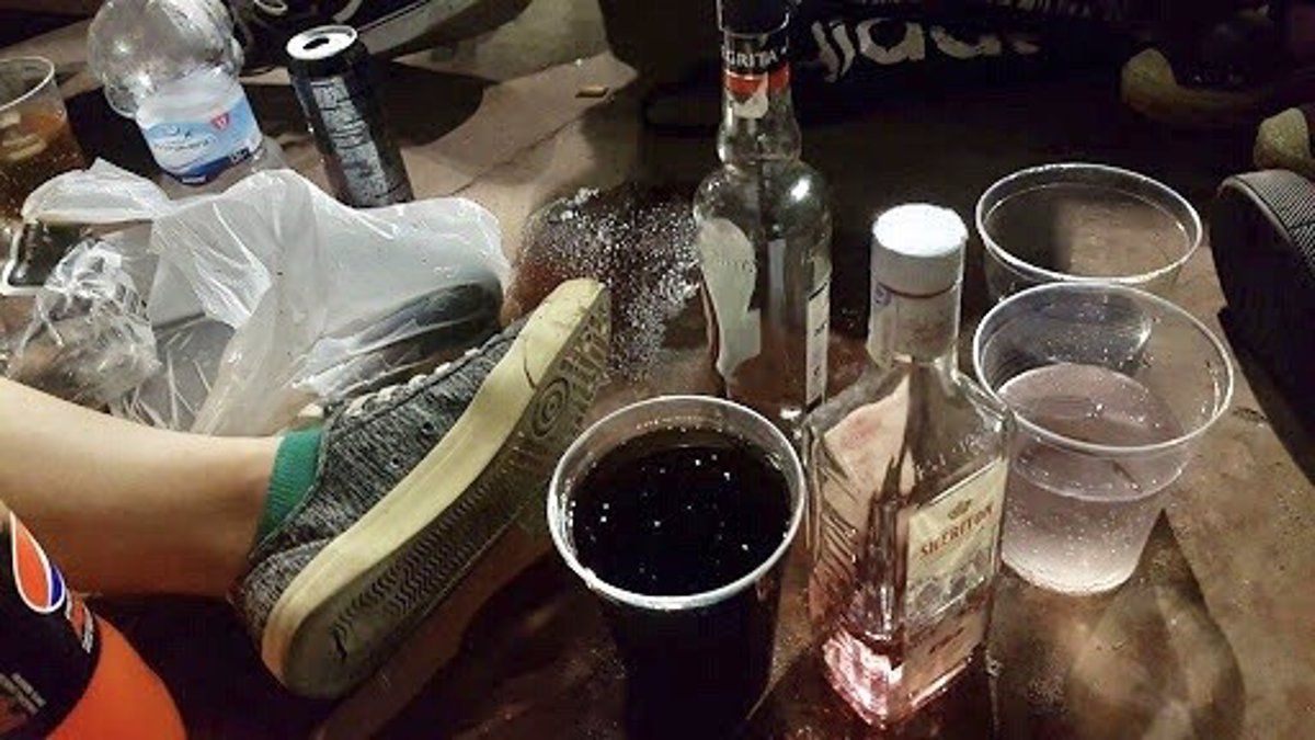 Vasos y botellas de alcohol durante un botellón.