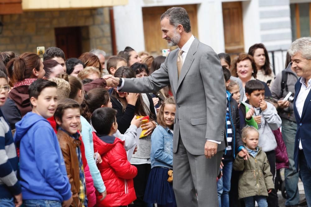 El Rey, impresionado con la "fabrica de luz" de Somiedo