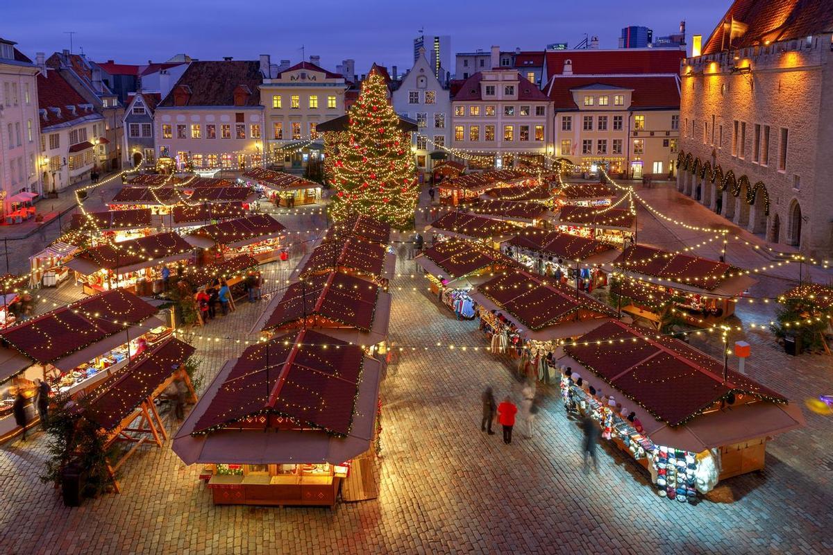 Luces navideñas sobre el mercadillo de Tallín desde el árbol