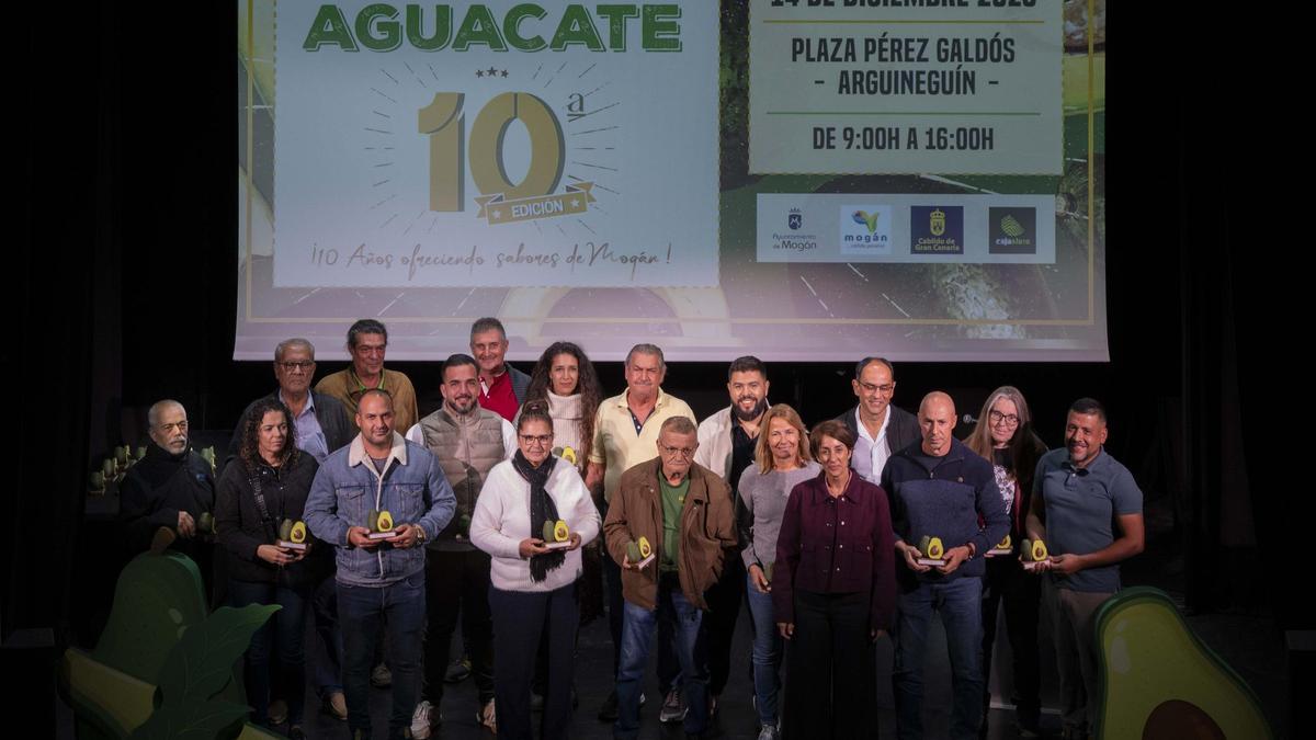 Onalia Bueno y Neftalí Sabina, junto a varios de los agricultores homenajeados.