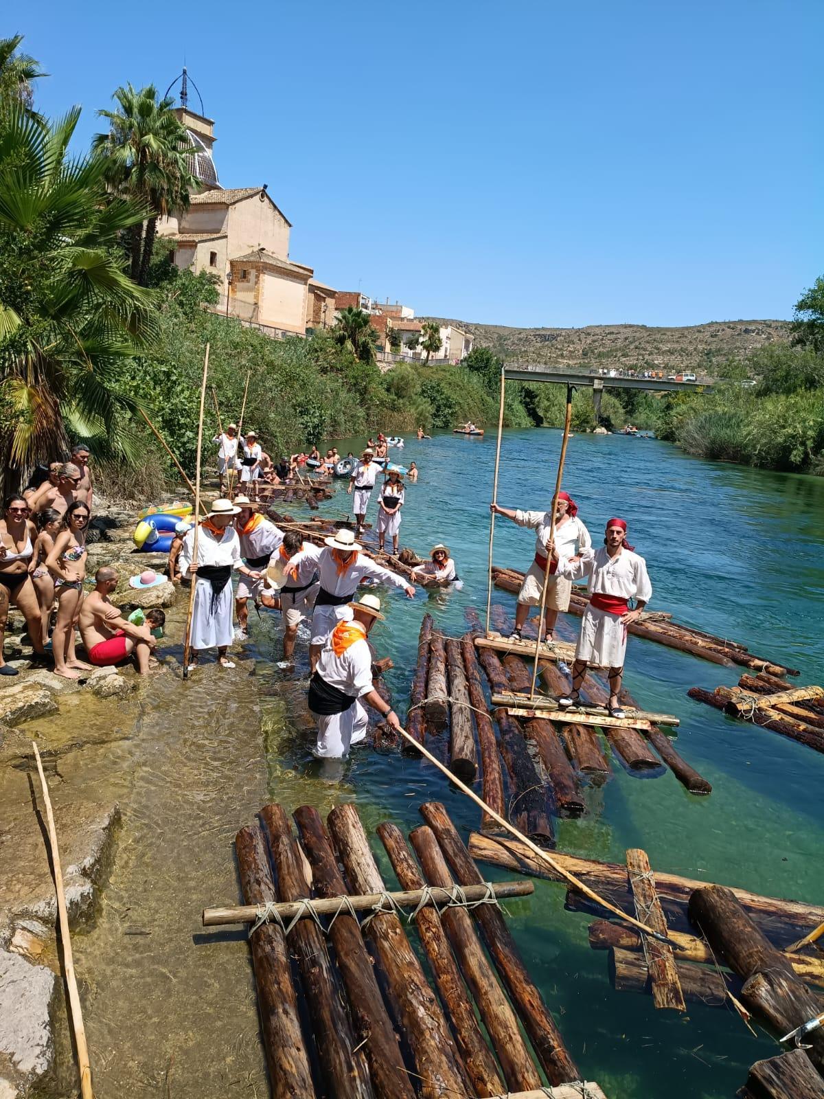 Los 'maeros', el sábado, al realizar una parada a la altura de Sumacàrcer.