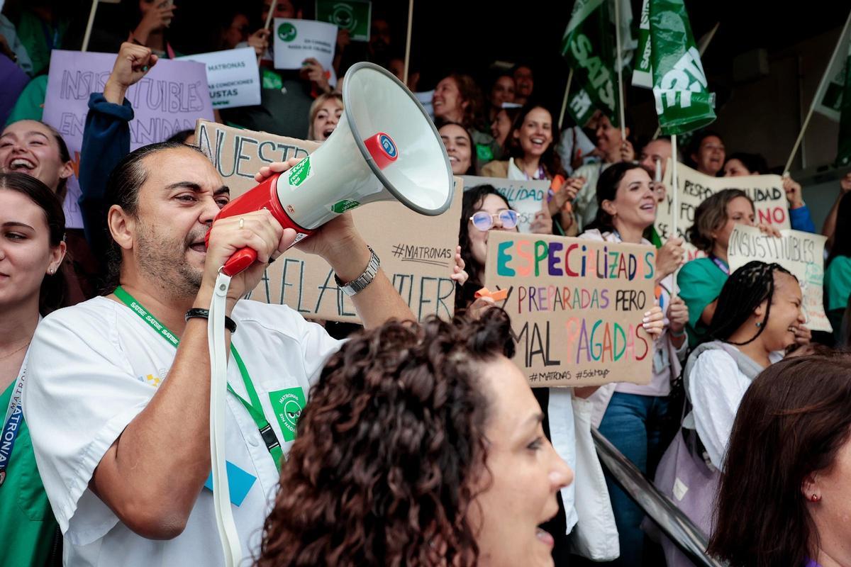 Concentración de matronas en el Hospital La Candelaria bajo el lema 'Nada que celebrar' Concentración de matronas en el Hospital La Candelaria bajo el lema 'Nada que celebrar'