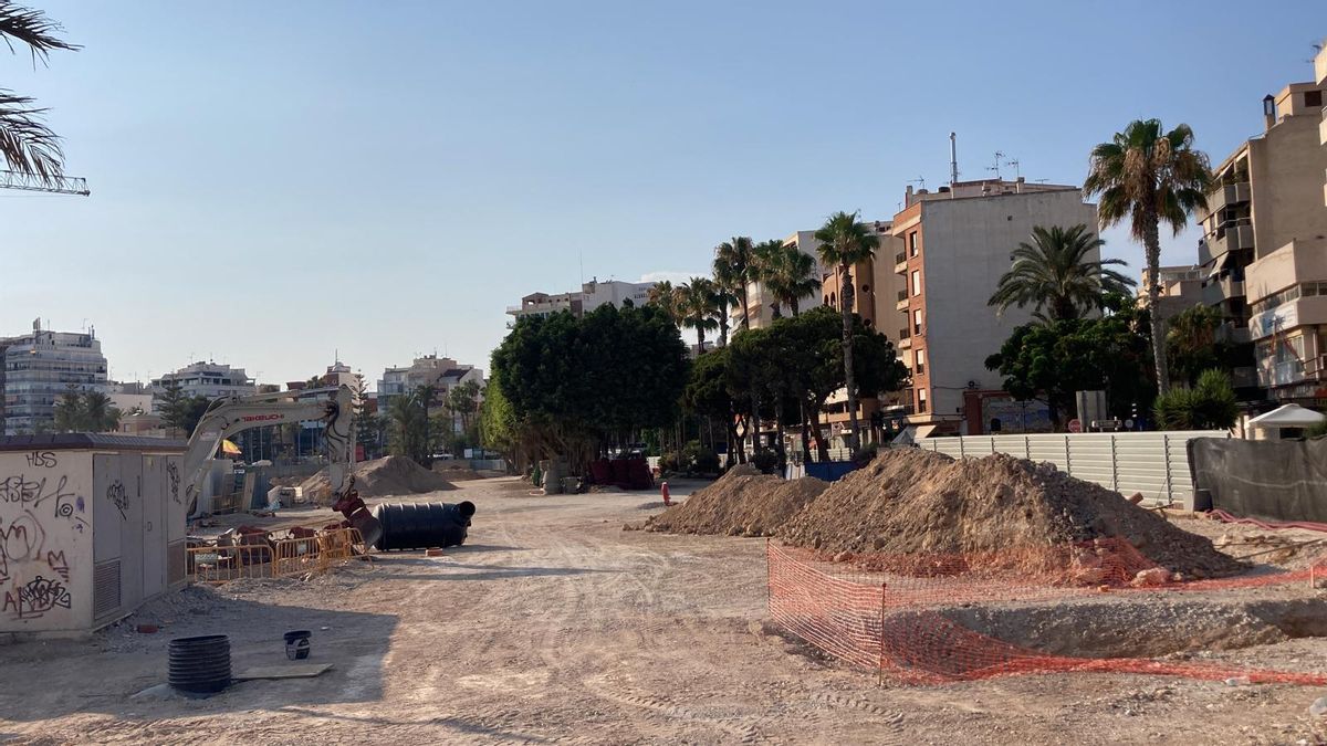Estado de las obras en la fachada marítima sobre el antiguo paseo de La Libertad en Torrevieja