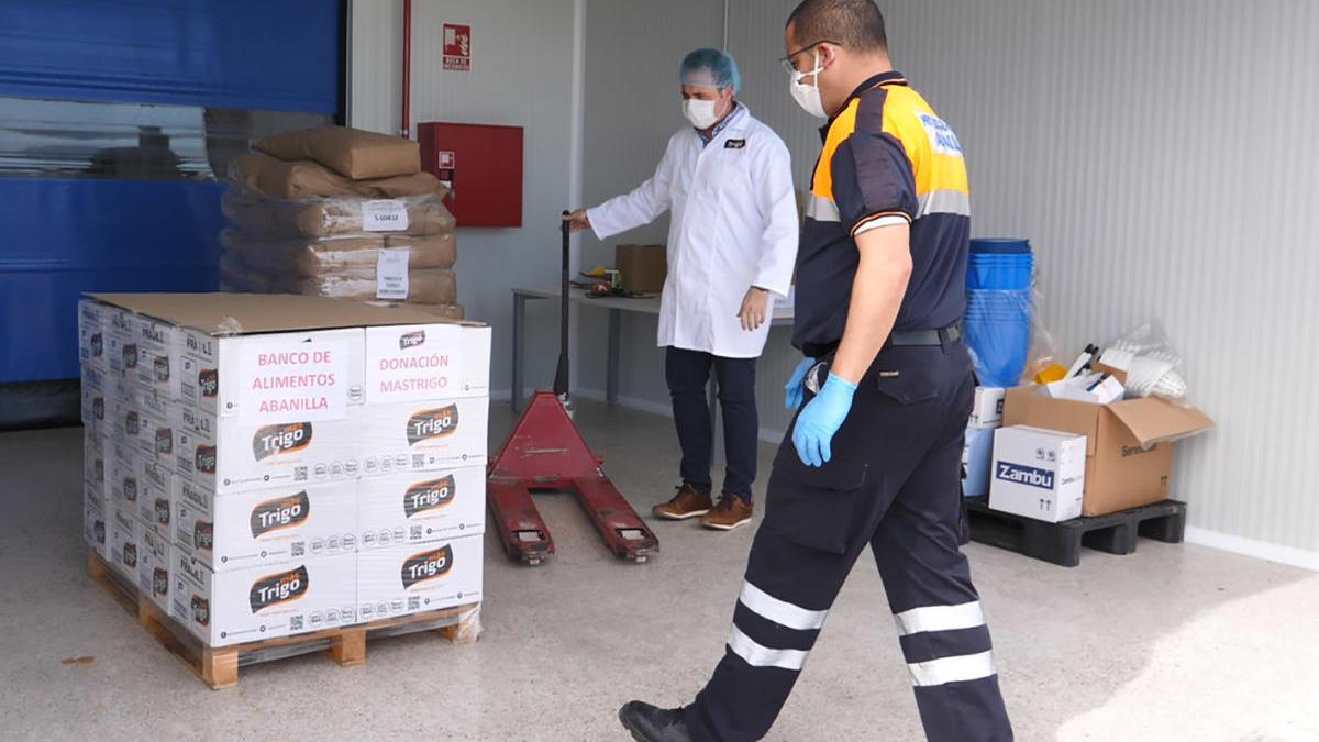 Un voluntario de Protección Civil recoge los alimentos donados por MasTrigo.