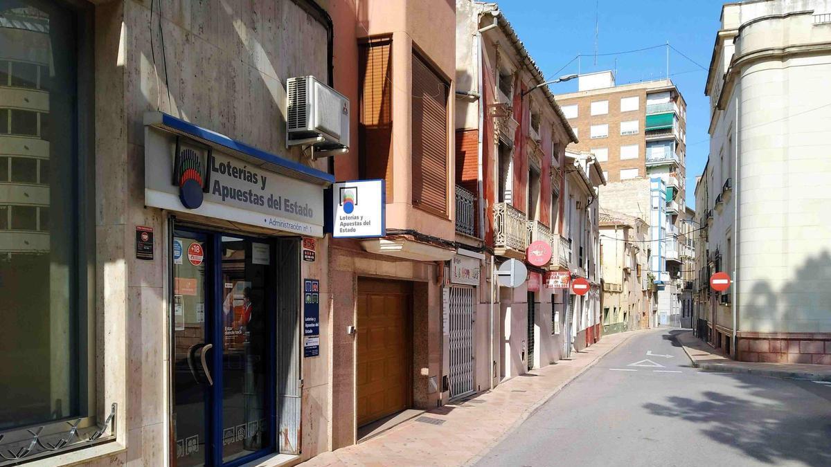 Punto de venta de la calle San Juan, 10, en Monóvar, donde se ha validado el boleto premiado de segunda categoría de la Bonoloto.