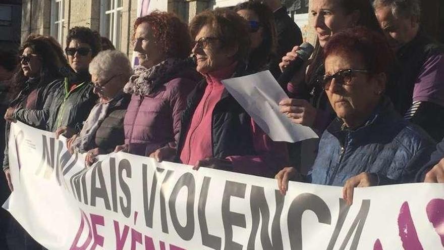 Noemí Outeda interviniendo en un acto en defensa de la mujer. //Muñiz