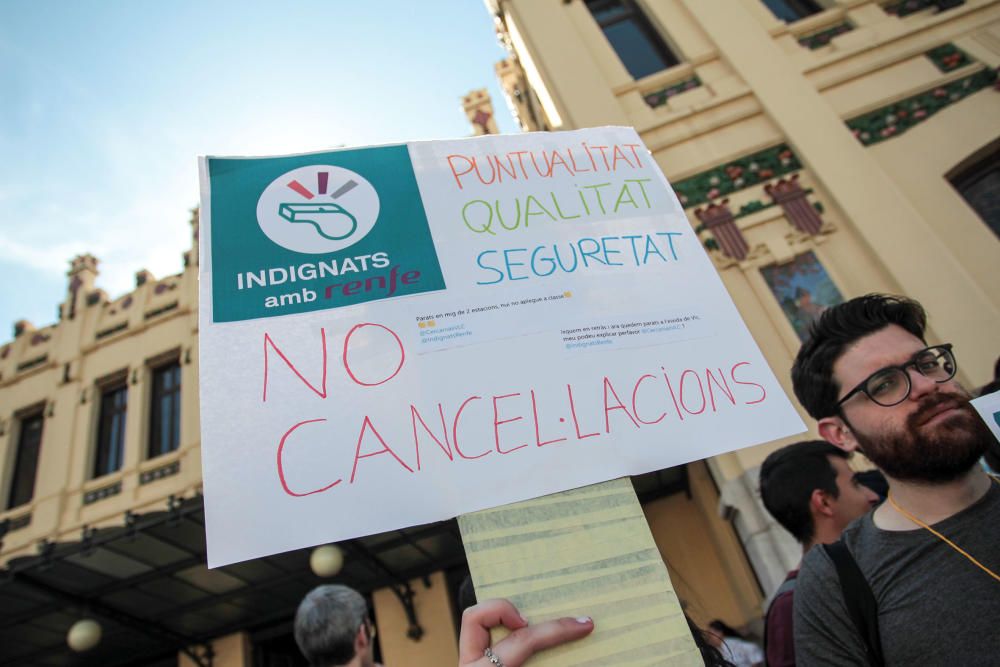 Concentración en València contra el "maltrato continuo" de Renfe