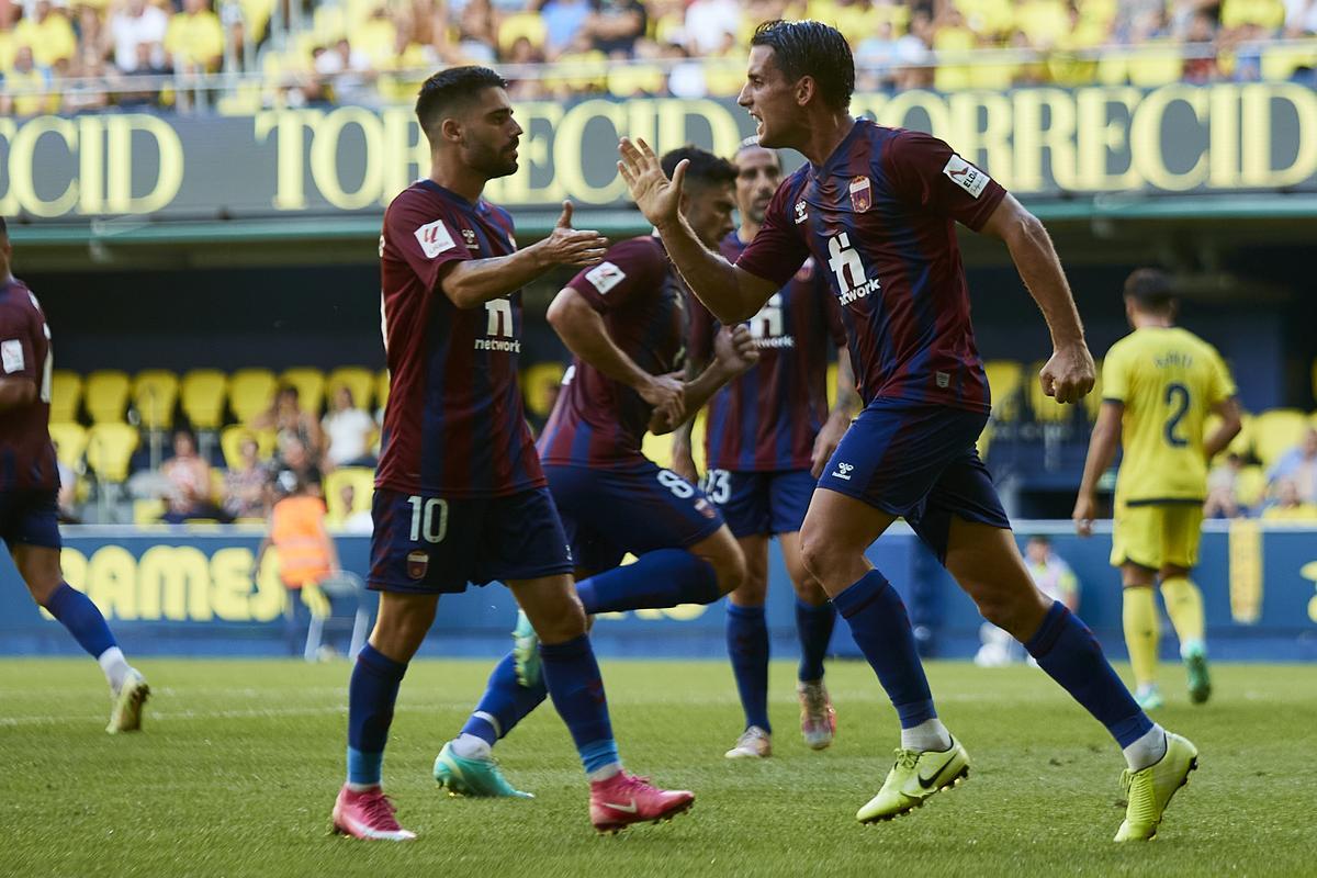 Juan Tomás Ortuño, &quot;Juanto&quot;, celebra con sus compañeros el gol en Villarreal a pase de Abad.