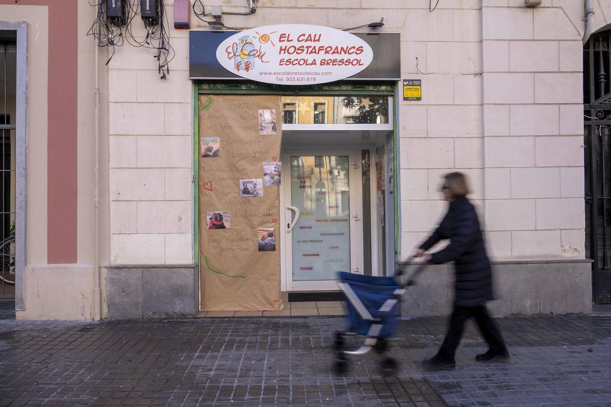 Barcelona 03/02/2026 La escuela infantil El Cau en Hostafrancs ha reabierto tras cerrar inesperadamente hace un año. Una veintena de familias aún esperan la devolución del dinero que pagaron en su momento y critican la mala gestión y falta de comunicación de la dirección. Fotografía de Ferran Nadeu