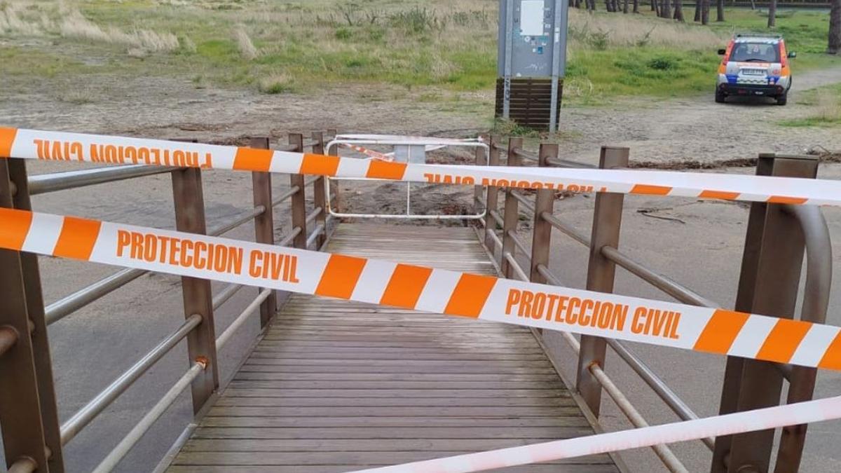 El paseo clausurado en la zona del pinar.