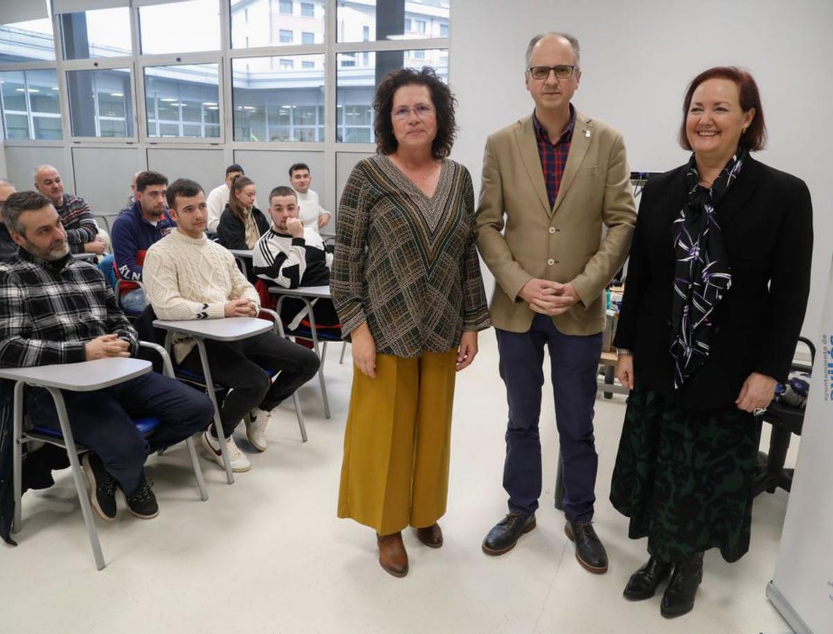 Mariola Villarón, Juan Carlos Guerrero y María Pérez, con parte del alumnado que ha realizado el curso de formación a la carta. | Mara Villamuza