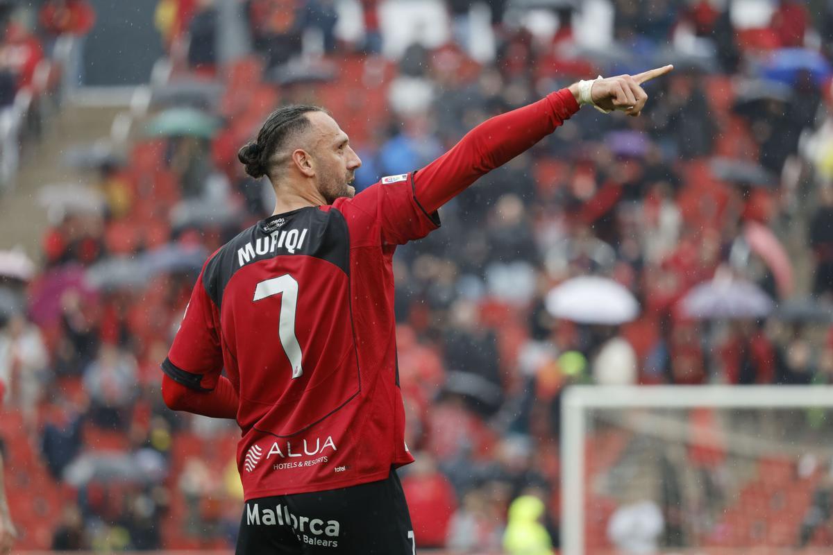 PALMA, 12/04/2026.- El jugador del Real Mallorca Vedat Muriqi, celebra su gol contra el Rayo Vallecano, durante el partido de la jornada 31 de LaLiga EA Sports entre el Real Mallorca y el Rayo Vallecano, este domingo en el Estadi Mallorca Son Moix.- EFE/ Cati Cladera