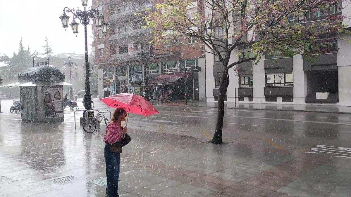 VÍDEO: Espectacular tromba de agua en Oviedo, que pasa de temperaturas de 32 grados a esperar tormentas para el fin de semana