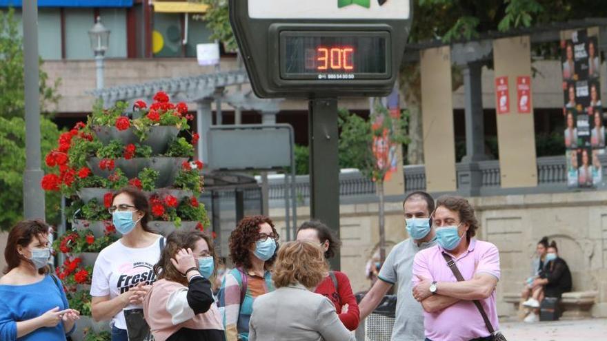 Un termómetro marca 30ºC en una calle de Ourense.