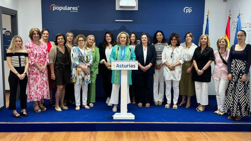 Beatriz Llaneza, en el atril, junto a otras integrantes del PP asturiano. | LNE