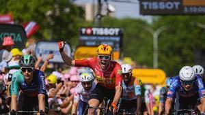 El ciclista noruego Soren Waerenskjold celebra el triunfo en la localidad francesa de Nevers.