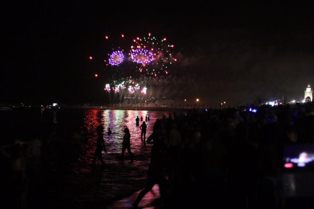 Como es tradición, el espectáculo pirotécnico da paso a días de fiesta en Málaga. Y como cada año, cientos de jóvenes siguieron los fuegos desde la playa de La Malagueta