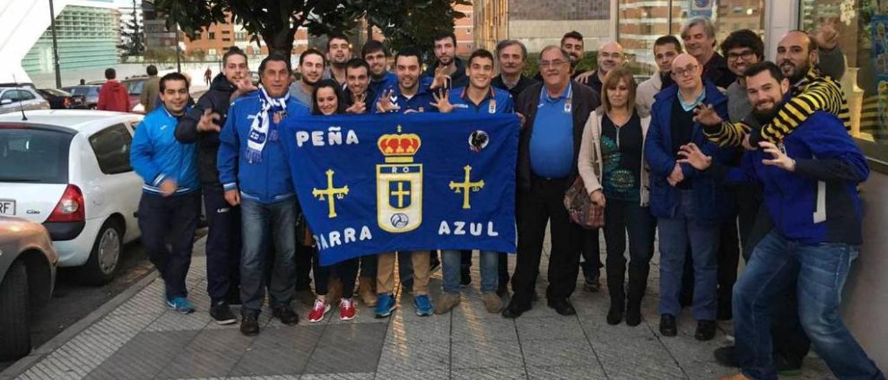 Miembros de la peña Garra Azul, reunidos antes de su típica cena de Navidad.