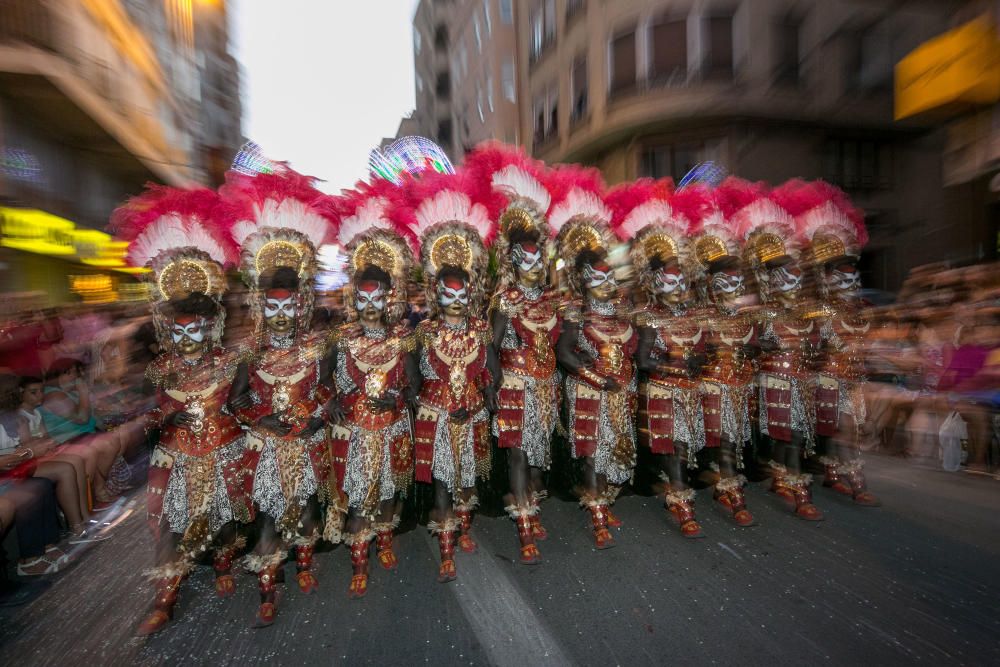 Los Benimerines abren los desfiles con un boato de más de 200 personas marcado por un espectáculo cautivador y las danzas salvajes
