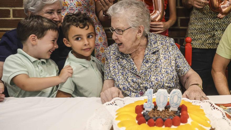 Los centenarios aumentan a un ritmo del 6 % anual y ya superan los 600 en la provincia