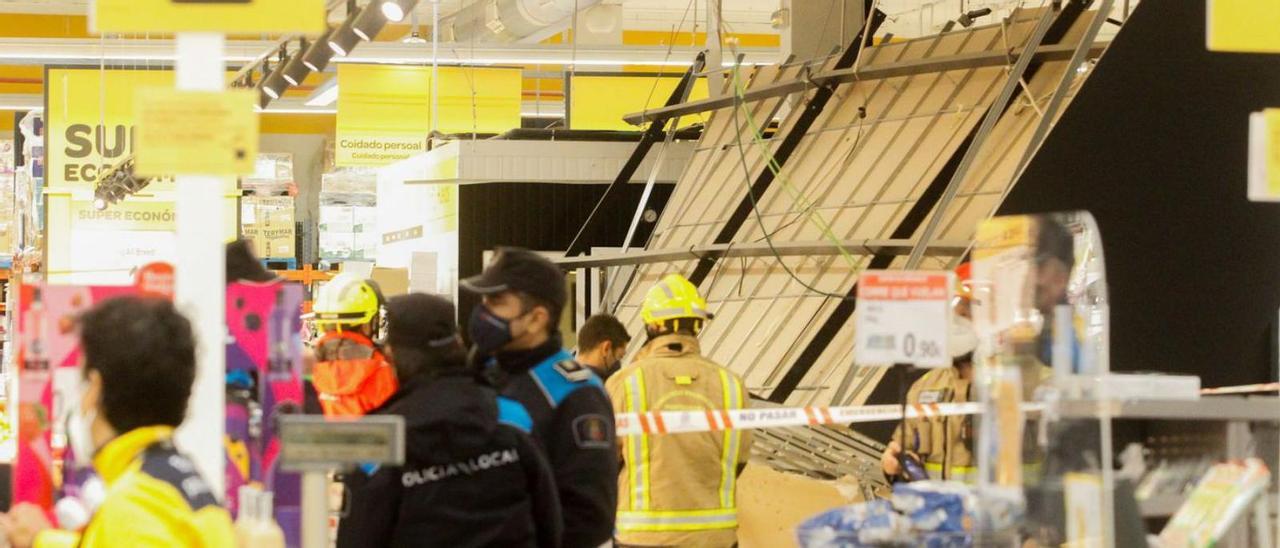 La estructura metálica y de madera con el cartel que reza “Charcutería” desplomado.