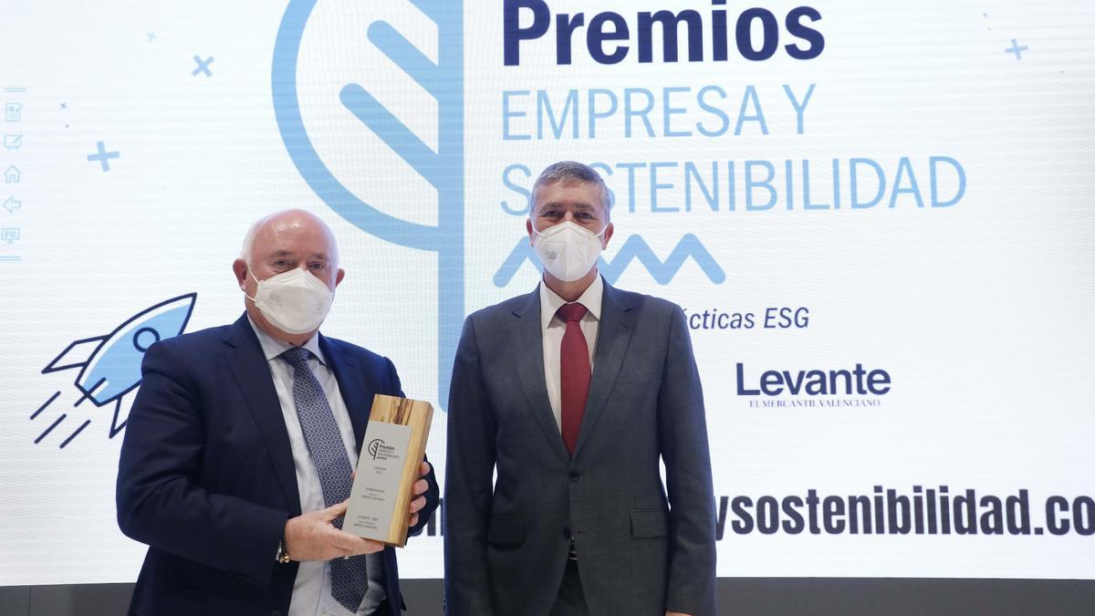 El vicepresidente de Grupo Soledad, Joaquín Pérez, sostiene el premio de Gobernanza que le acaba de entregar el conseller de Economía Sostenible, Rafa Climent.