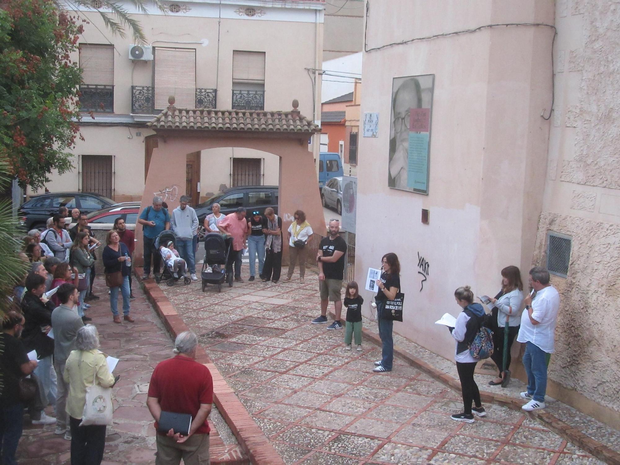 La ‘passejada’ estellesiana a su paso por la ermita de Sant Roc.