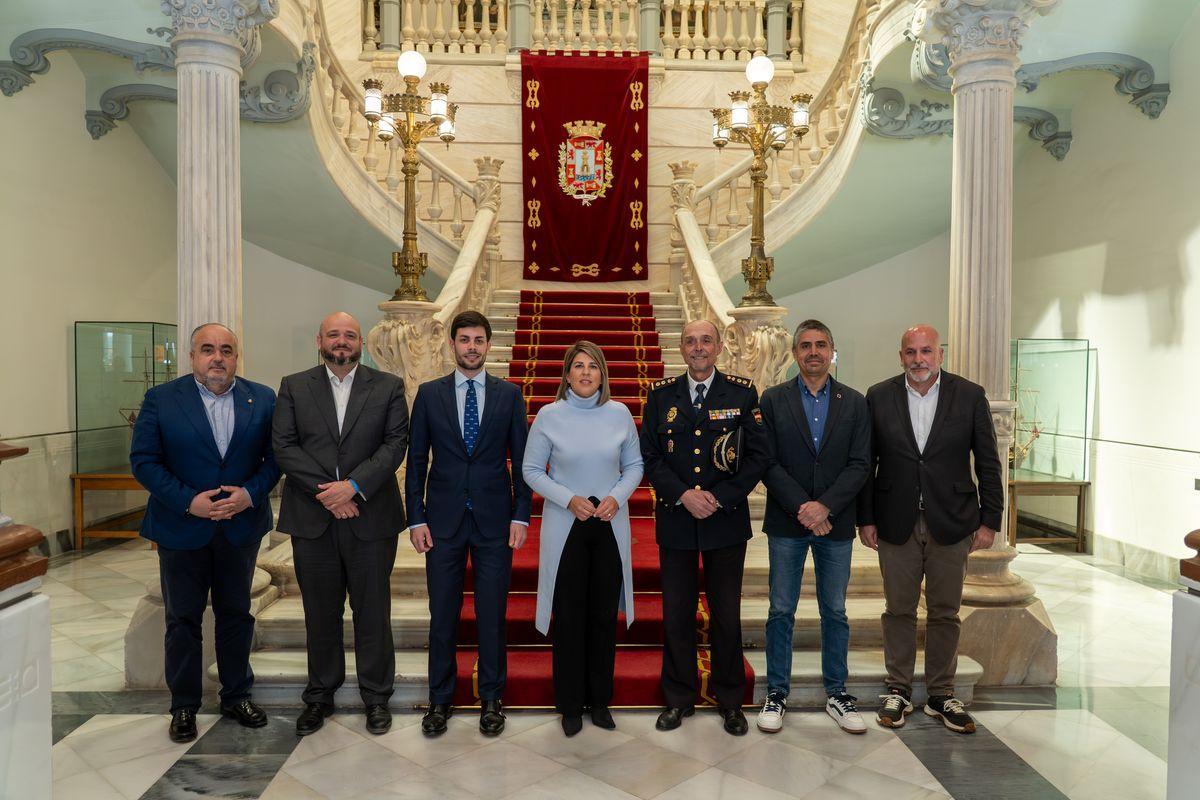 La alcaldesa y los portavoces municipales junto al comisario jefe de la Policía Nacional en Cartagena