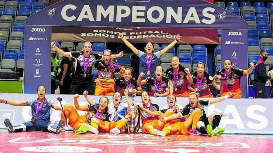 Las jugadoras del Pescados Rubén Burela, ayer en Málaga, tras recibir el trofeo. |  // CARLOS DÍAZ