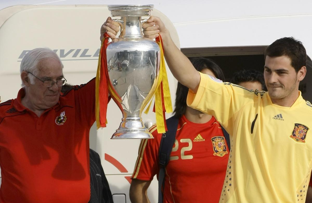 Luis Aragonés e Iker Casillas, con el trofeo de la Eurocopa de 2012.