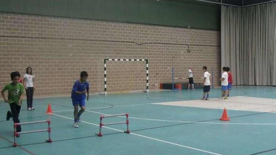 Niños practican deporte en las instalaciones del pabellón municipal de la ciudad.