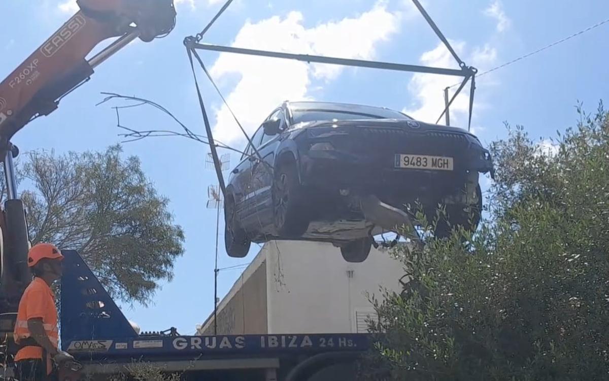 Un coche se sale de la carretera y vuela 30 metros antes de caer por un terraplén en Ibiza