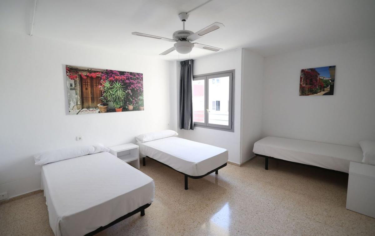 Imagen de una de las habitaciones del centro de acogida Nazaret. | TONI ESCOBAR