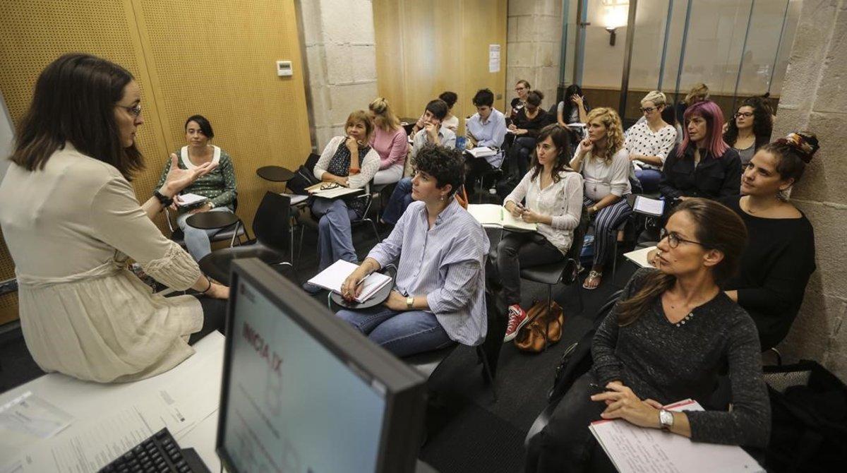 Un grup de dones participant en una classe del programa Inicia de l’escola de dones Lidera.