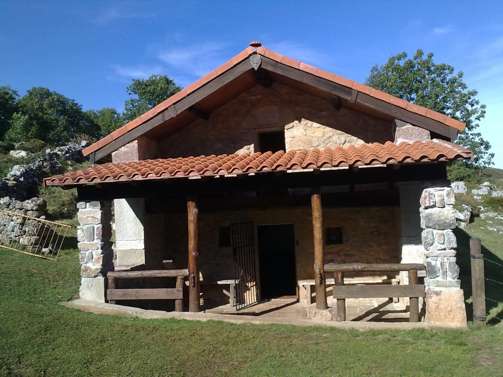 Entra en el refugio montañero de la Senra, propiedad del Grupo Montañero Moscón