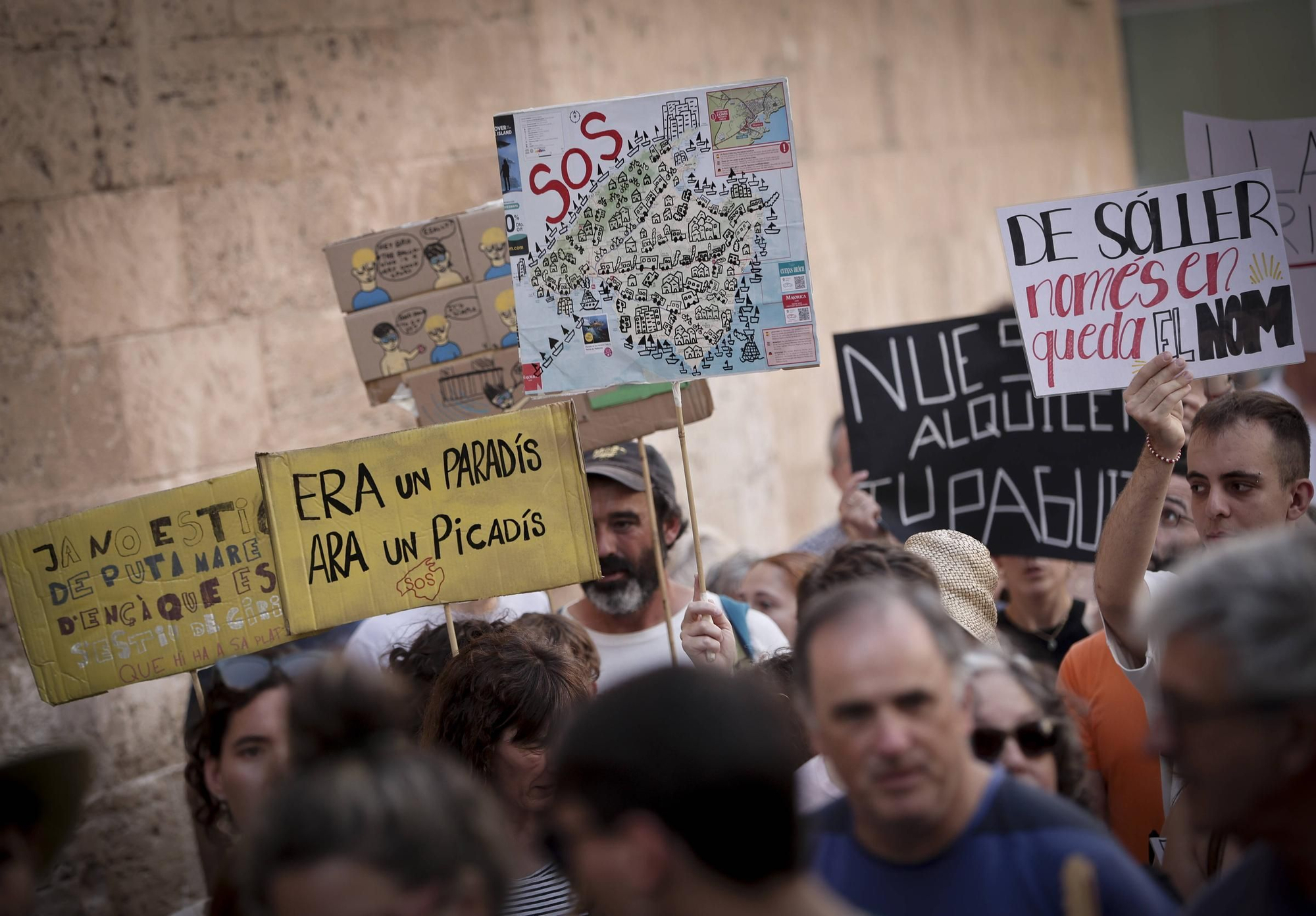 Las mejores pancartas y las imágenes de la manifestación contra la saturación turística en Mallorca