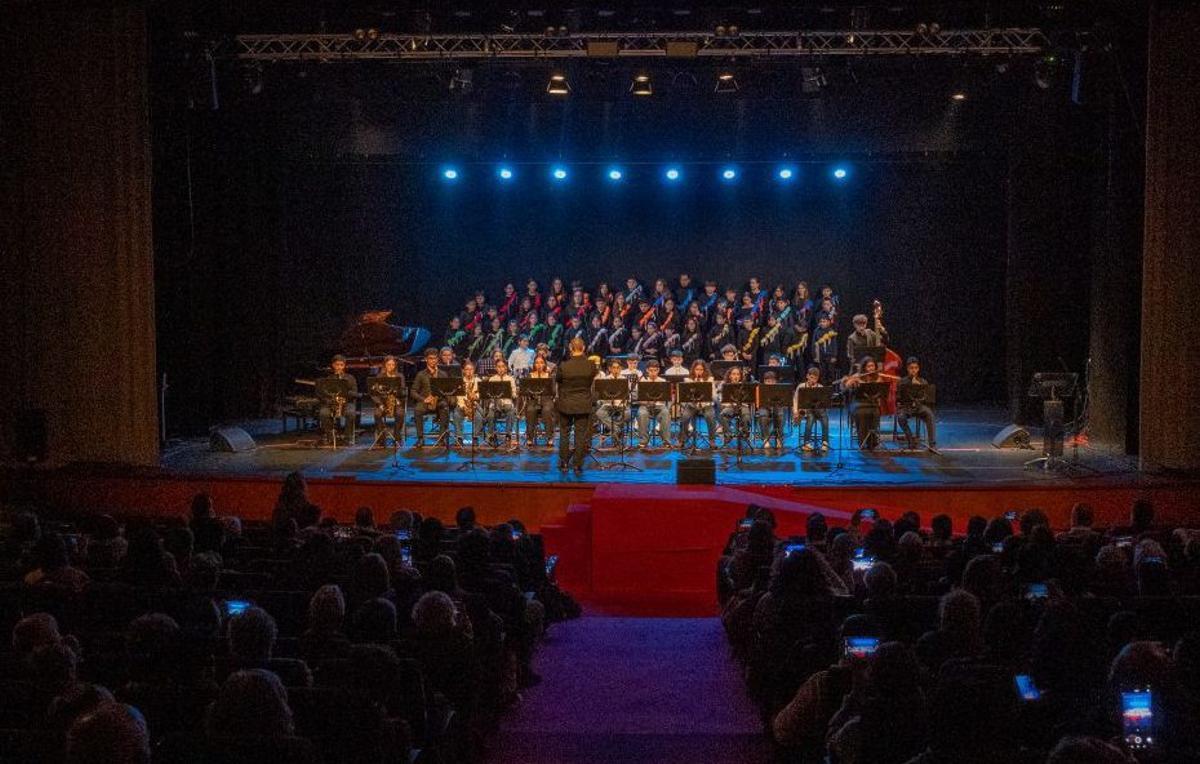 El Tetro de Tui, lleno en el concierto de aniversario de la Eurociudad. | D.P.