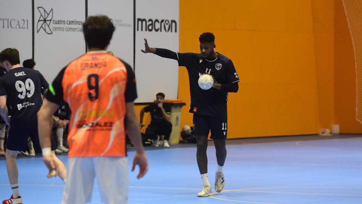 Gabriel Navarro marca una jugada en un partido del OAR en San Francisco Javier.