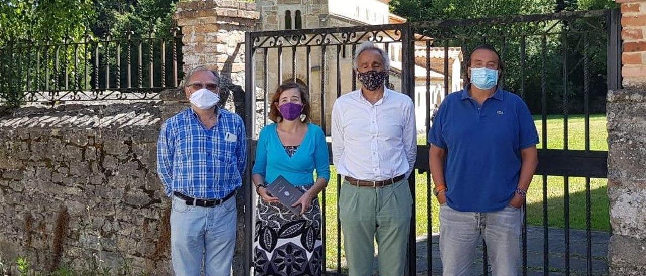 José Llavona, directivo del Círculo Cultural; Rocío Vega, concejala de Villaviciosa; Martín Caicoya, presidente del Círculo Cultural, y José Arnau, también directivo del Círculo, ayer, en Valdediós.