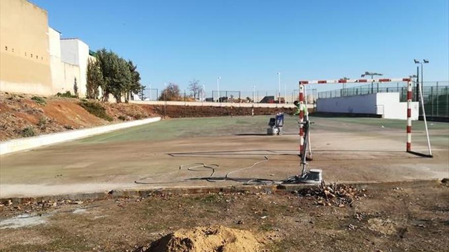 Obras adecenta y mejora las pistas polideportivas de La Corchera