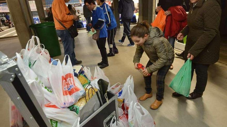 Recogida de alimentos promovida por el Teucro en el encuentro ante Palma del Río. // Gustavo Santos