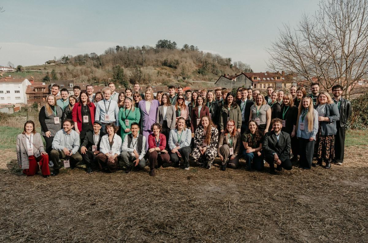 Foto de grupo de jóvenes líderes rurales que participan en el encuentro en Infiesto.