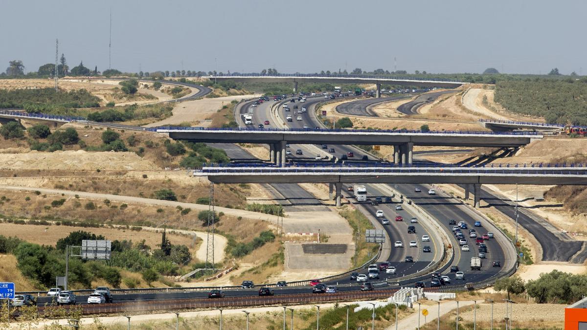 La autovía A-49 Sevilla-Huelva a su paso por la localidad sevillana de Espartinas, con el enlace con la carretera de circunvalación SE-40, en una imagen de archivo.