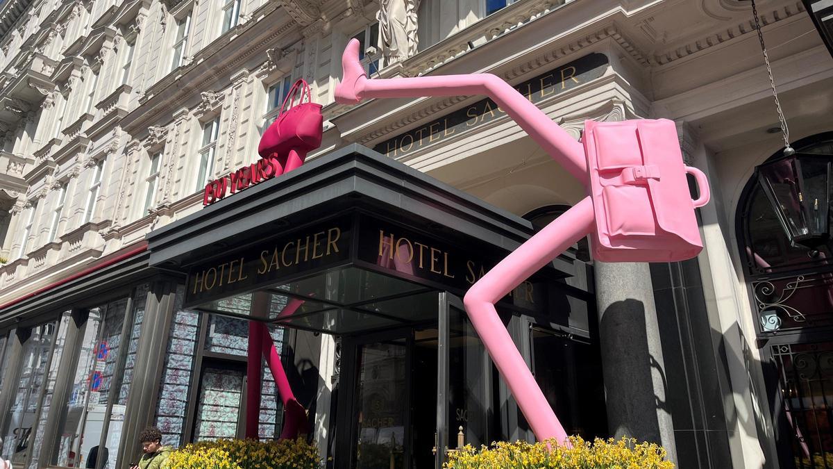 Dos esculturas en forma de maletas andantes del artista austriaco Erwin Wurm, en la entrada del Hotel Sacher, que celebra 150 años.