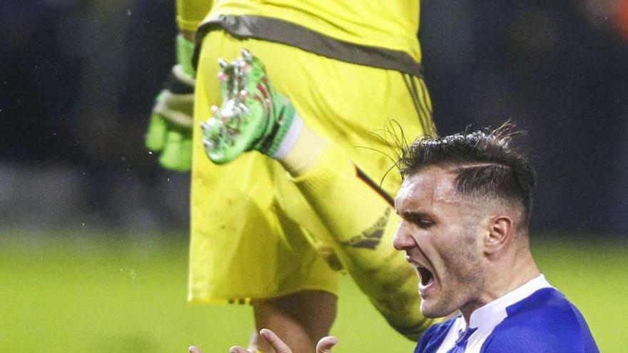 Lucas Pérez se lamenta durante el partido ante el Betis disputado en Riazor el sábado.