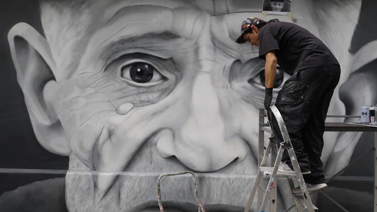 Granda celebra sus fiestas con un graffiti