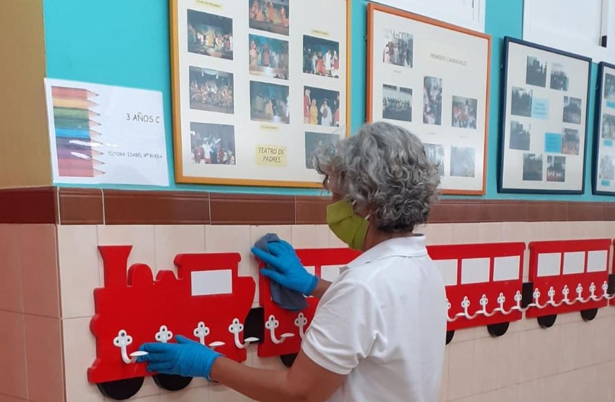 Trabajadora de Más Social realizando un servicio de limpieza en un colegio de Málaga.